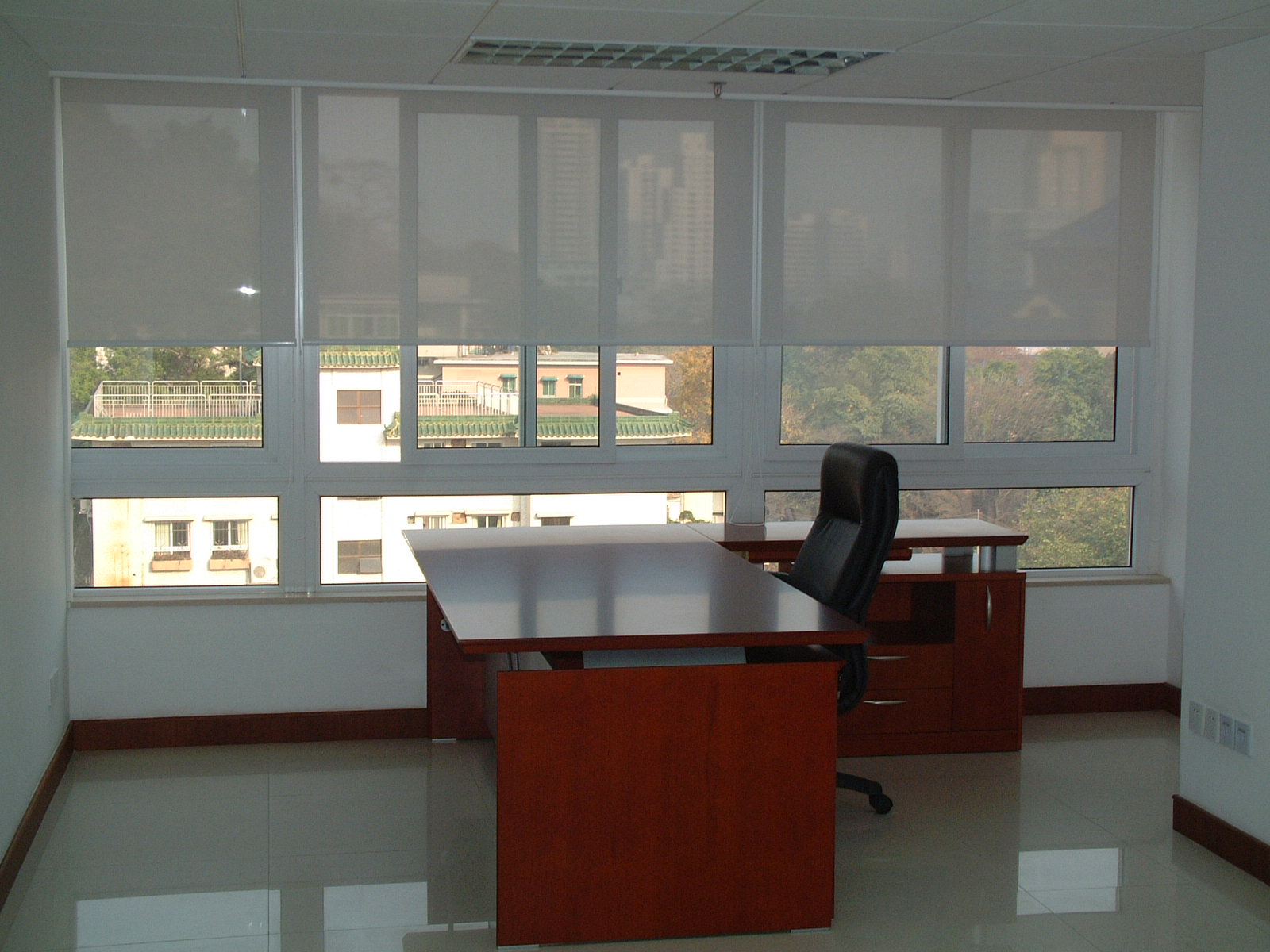 Hướng dẫn vệ sinh và bảo trì rèm văn phòng đúng cách