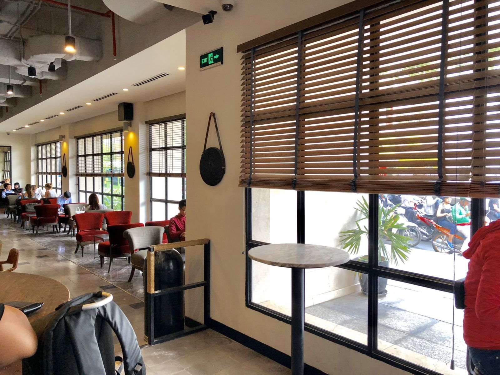 Hướng dẫn vệ sinh và bảo trì rèm văn phòng đúng cách