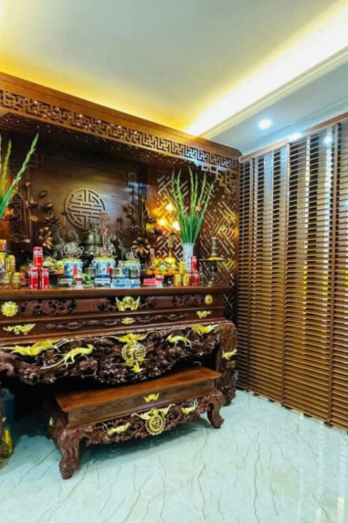 Rèm gỗ che bàn thờ