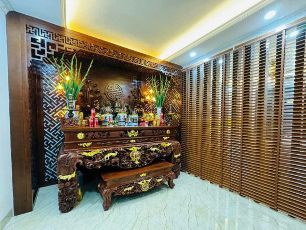 Rèm gỗ che bàn thờ