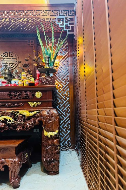 Rèm gỗ che bàn thờ