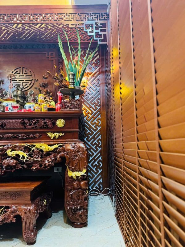 Rèm gỗ che bàn thờ