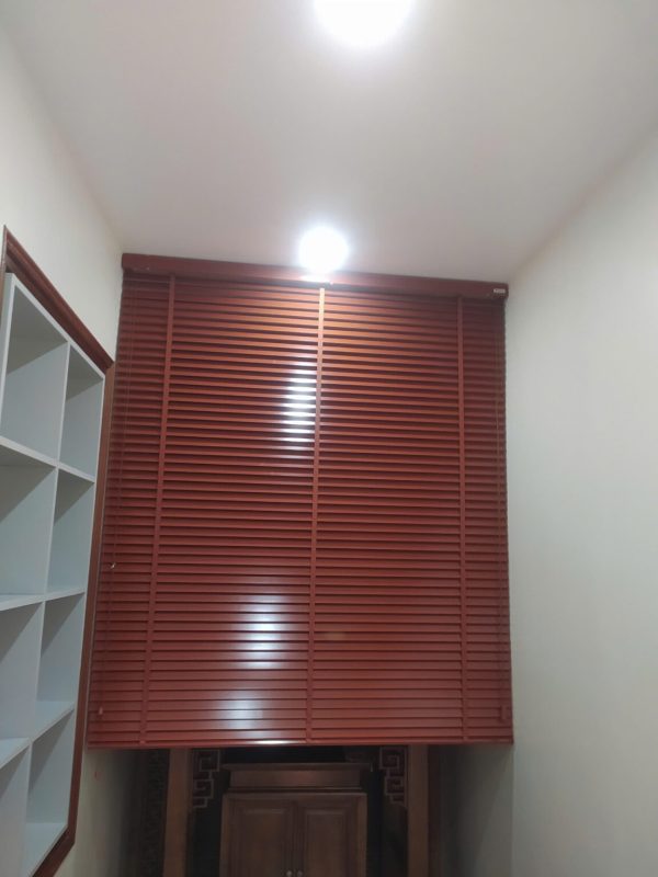 Rèm gỗ che bàn thờ