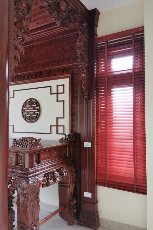 Rèm gỗ che bàn thờ