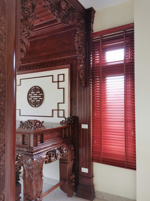Rèm gỗ che bàn thờ