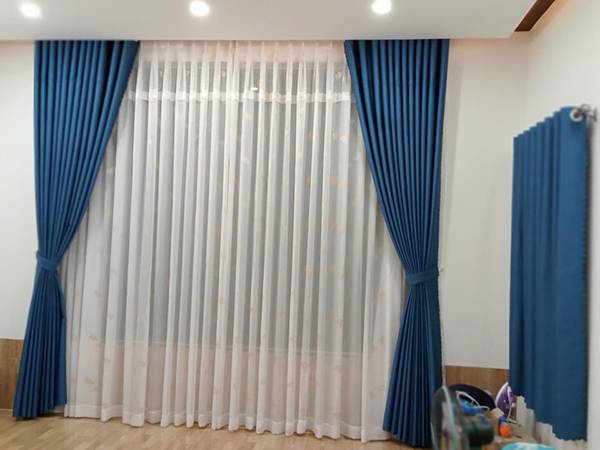 Bật mí cách chọn rèm cửa phòng khách hợp màu sơn 