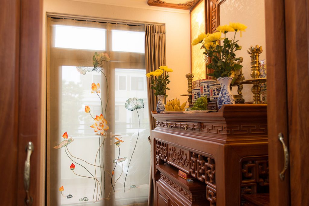 Chọn Loại Rèm Bàn Thờ Nào - Nét Tôn Nghiêm Trong Tâm Linh Việt Chọn Loại Rèm Bàn Thờ Nào - Nét Tôn Nghiêm Trong Tâm Linh Việt