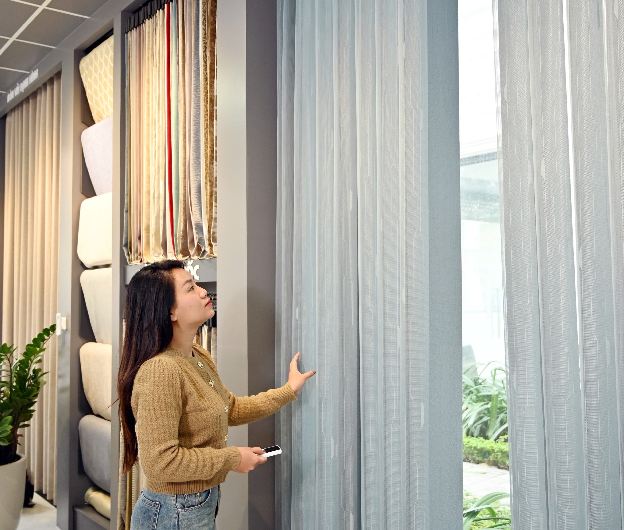 Rèm kéo tự động: Giải pháp hiện đại cho không gian sống tiện nghi và sang trọng